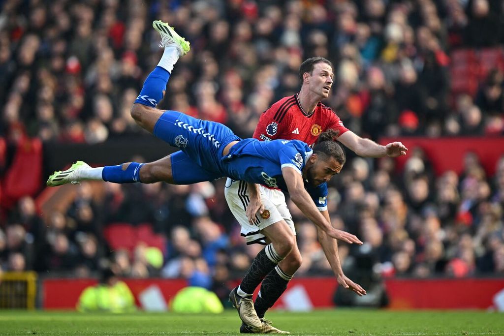 Penyerang Everton, Dominic Calvert-Lewin, berebut bola dengan bek Manchester United, Jonny Evans, dalam pertandingan Liga Inggris antara MU dan Everton di Stadion Old Trafford, Sabtu (9/3/2024). MU akan bertandang ke markas Brentford dalam lanjutan Liga Inggris, Minggu (31/3/2024) dini hari WIB.