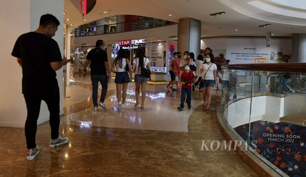 Pengunjung berjalan-jalan di salah satu mal di Jakarta Utara, Kamis (3/3/2022). Saat itu diterapkan kebijakan pemberlakuan pembatasan kegiatan masyarakat (PPKM) level 3 di Jakarta. Selama PPKM level 3, pusat perbelajaan atau mal beroperasi hingga pukul 21.00 dengan kapasitas maksimal pengunjung 60 persen.