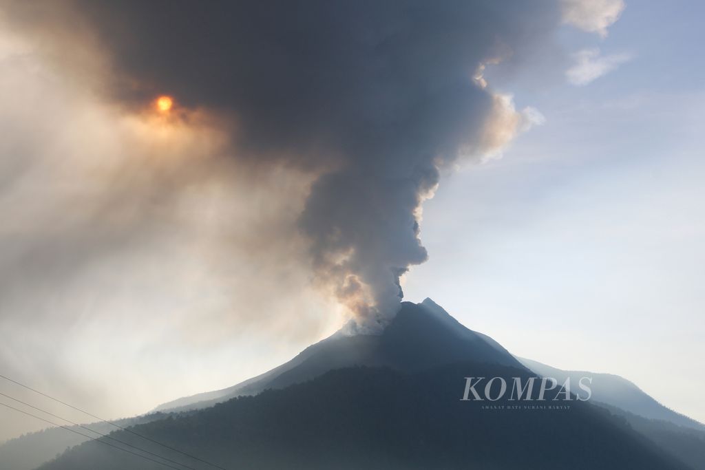Erupsi Gunung Lewotobi Laki-laki di Kabupaten Flores Timur, Nusa Tenggara Timur, kembali terjadi pada Senin (8/1/2024).  