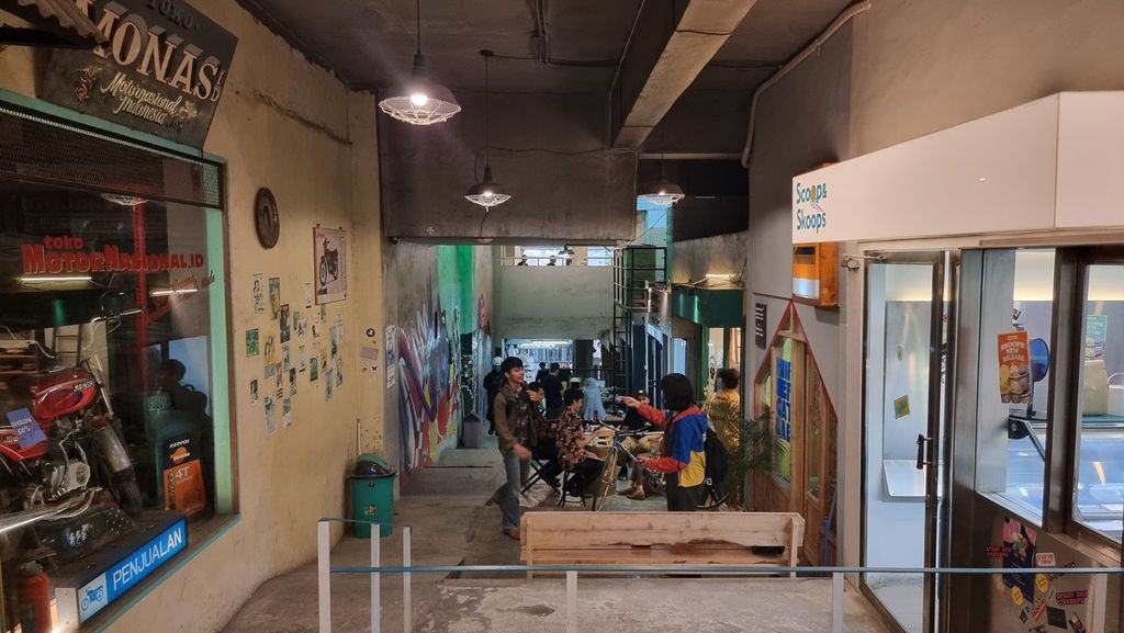 Beberapa pengunjung bercengkerama di The Hallway Space, Pasar Kosambi, Kota Bandung, Jawa Barat, Rabu (25/5/2022).