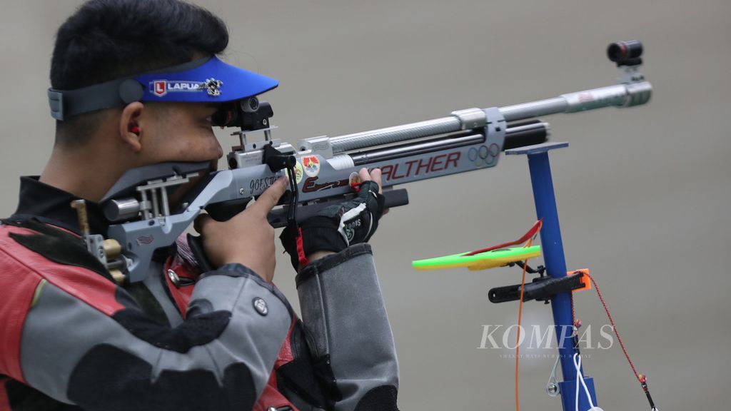 Atlet menembak Indonesia, Fathur Gustafian, membidik sasaran dalam final nomor 10 meter senapan angin individu putra cabang menembak SEA Games Vietnam 2021 di Sport Training Center Hanoi, Hanoi, Vietnam, Selasa (17/5/2022). Ia meraih medali emas dalam nomor ini. 