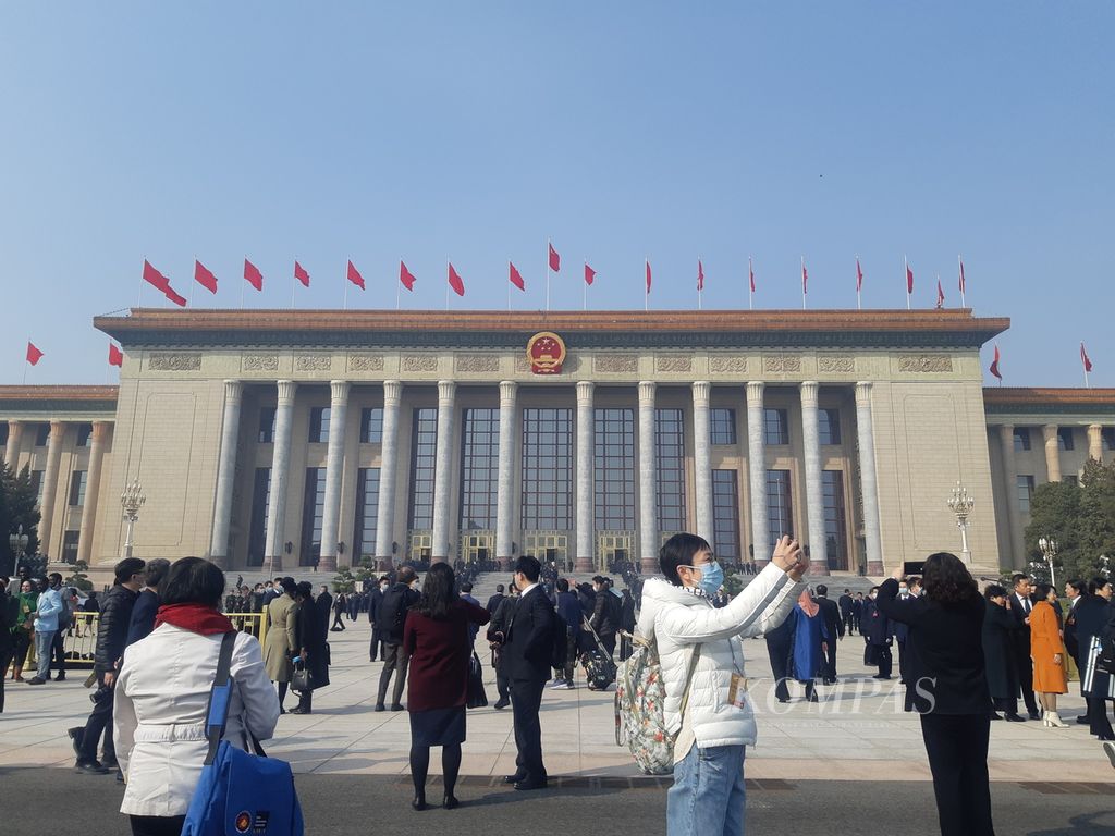 Wartawan lokal dan asing memenuhi halaman gedung Balai Agung Rakyat di Beijing, tempat Kongres Rakyat China berlangsung, 4 Maret 2023. 