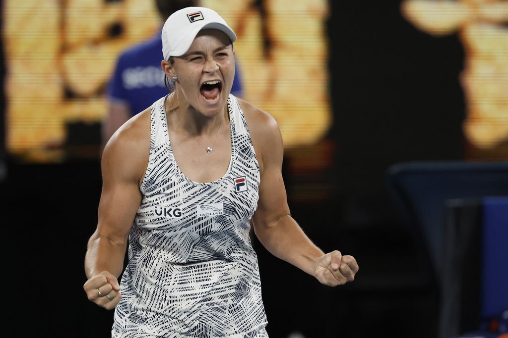 Petenis Australia, Ashleigh Barty, melakukan selebrasi setelah mengalahkan petenis AS, Danielle Collins, dalam pertandingan final tunggal putri Australia Terbuka di Arena Rod Laver, Melbourne, Australia, Sabtu (29/1/2022). Barty menang 6-3, 7-6 (2).