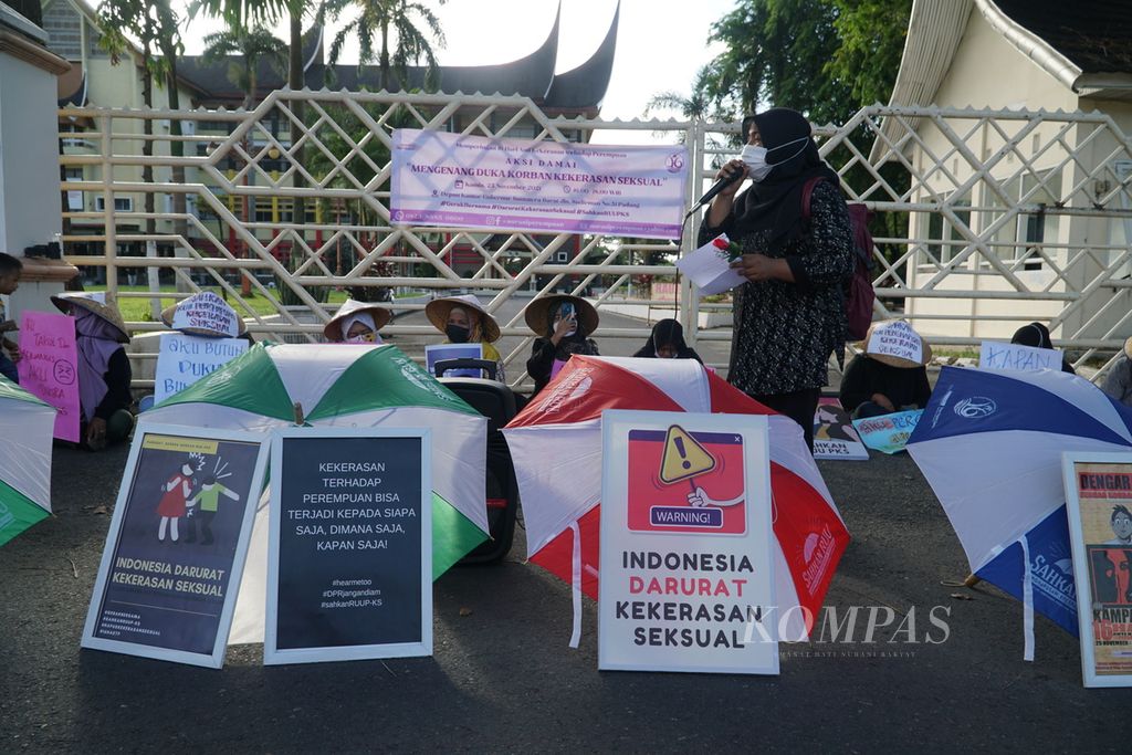 Direktur Women Crisis Center Nurani Perempuan Rahmi Meri Yenti dalam aksi damai anti-kekerasan seksual terhadap perempuan dan anak yang digelar Jaringan Peduli Perempuan Sumatera Barat di Jalan Jenderal Sudirman, depan Kantor Gubernur Sumatera, Padang, Sumatera Barat, Kamis (25/11/2021). 