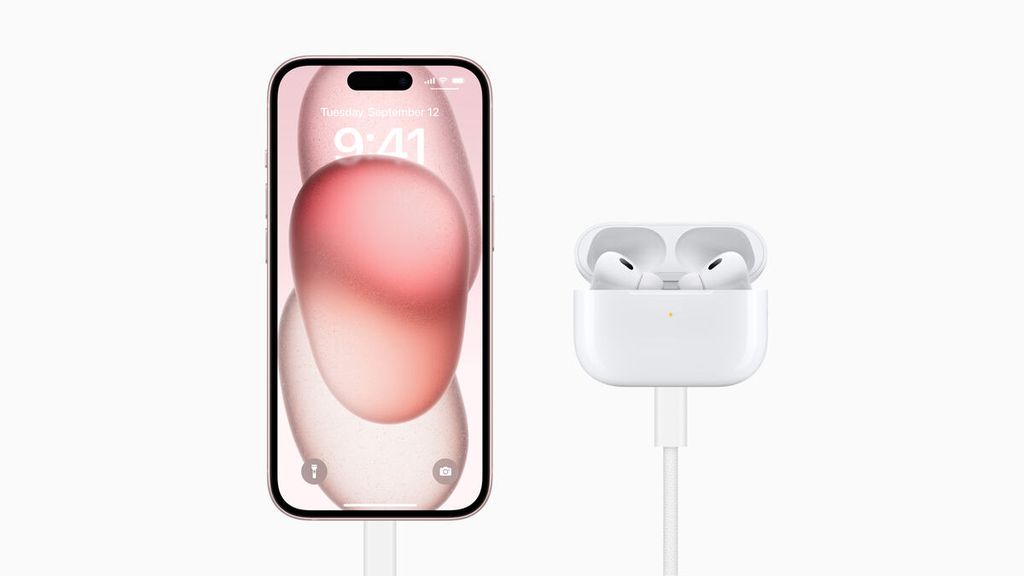 Ponsel pintar terbaru keluaran Apple, iPhone 15 kini menggunakan konektor USB-C untuk pengisian daya, seperti yang diumumkan Apple pada Selasa (12/9/2023) di Cupertino, California, Amerika Serikat. Ini akan menjadi generasi pertama gawai iPhone yang menggunakan soket USB-C, seperti ponsel Android.