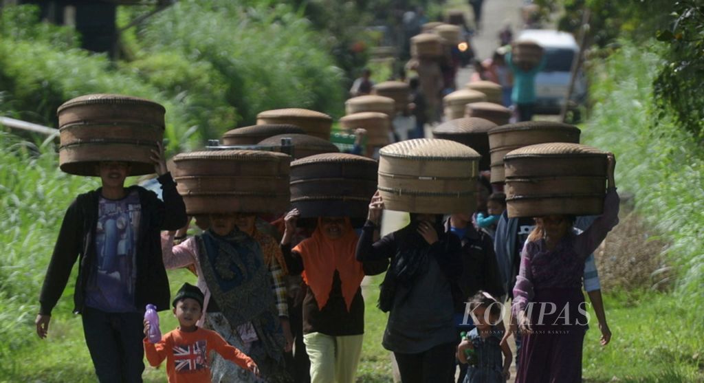 Warga membawa tenong berisi makanan ke makam dalam tradisi nyadran di Desa Pakis, Kecamatan Kaponan, Kabupaten Magelang, Jawa Tengah. Tradisi itu digelar setiap tahun menjelang permulaan bulan Ramadhan.