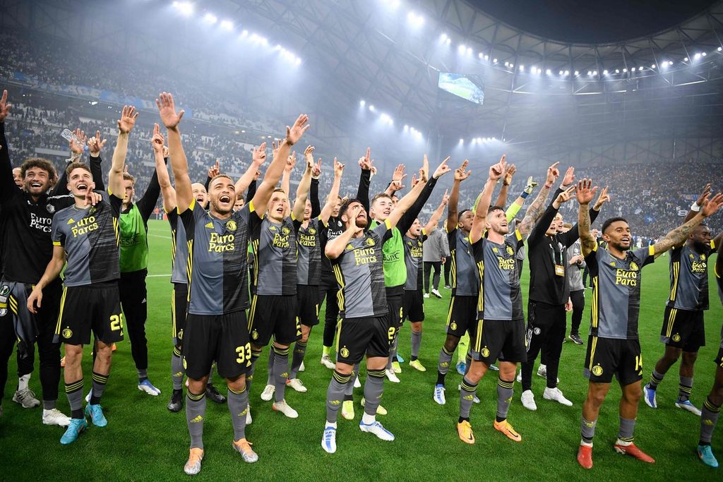 Pemain Feyenoord melakukan selebrasi pada akhir laga kedua semifinal Liga Konferensi Eropa antara Olympique Marseille dan Feyenoord di Stadion Velodrome, Marseille, Perancis, Kamis (5/5/2022), yang berakhir 0-0. Feyenoord menang agregat 3-2. AS Roma dan Feyenoord akan berlaga di final Liga Konferensi Eropa di Stadion Air Albania, Tirana, Albania, Kamis (26/5/2022) dini hari WIB.