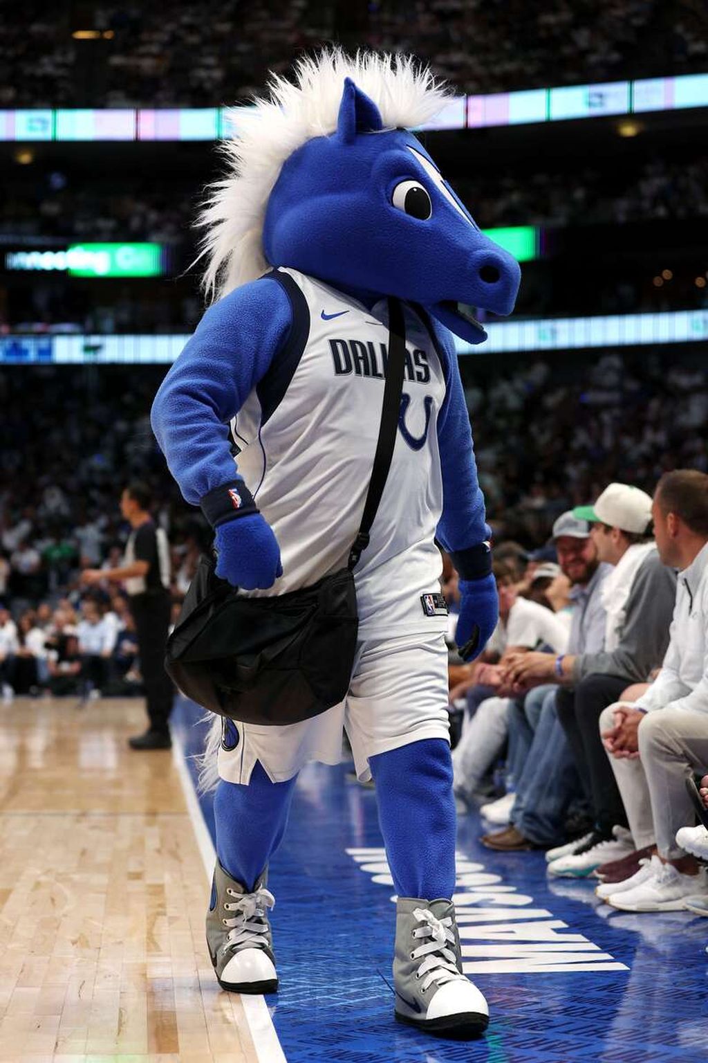 Maskot tim Dallas Mavericks yang bernama Champ berjalan di pinggir lapangan saat pertandingan keempat final wilayah barat <i>playoff </i>NBA di American Airlines Arena, Dallas, Rabu (25/5/2022) siang WIB. Mavericks mengalahkan Warriors, 119-109.