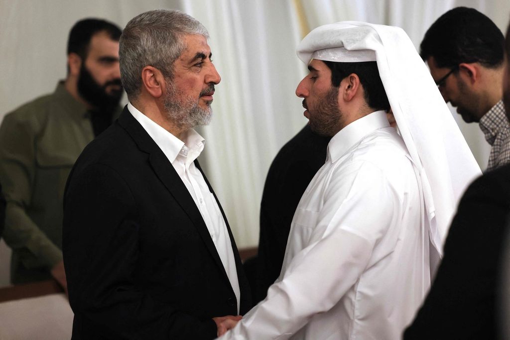 Pejabat senior Hamas Khaled Mashaal (kiri) di Doha, Qatar, 2 Agustus 2024, menerima ungkapan bela sungkawa atas meninggalnya Kepala Biro Politik Hamas Ismail Haniyeh dalam upacara pemakaman Haniyeh di Doha pada hari itu. 