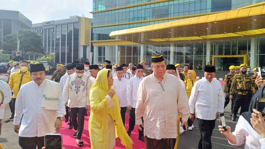 Ketua Umum Partai Golkar Airlangga Hartarto (kanan) didampingi istrinya, Yanti K Isfandiary, menuju acara Pengajian Akbar Keluarga Besar Partai Golkar Menyambut Bulan Ramadhan 1944 Hijriah di kompleks Dewan Pimpinan Pusat Partai Golkar, Jakarta, Minggu (19/3/2023).