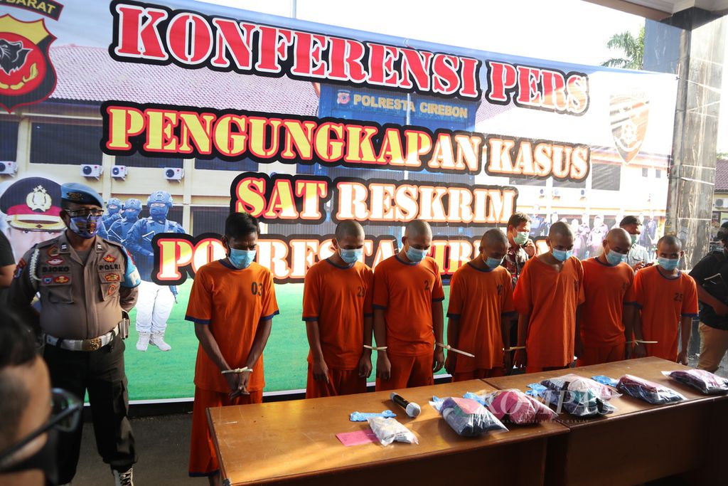 Para tersangka kasus kekerasan seksual ditampilkan dalam konferensi pers di Markas Kepolisian Resor Kota Cirebon, Kabupaten Cirebon, Jawa Barat, Jumat (5/6/2020). Unit Perlindungan Perempuan dan Anak Polresta Cirebon menangani 38 kasus kekerasan terhadap perempuan dan anak sejak Januari hingga Mei 2020. Dari jumlah itu, 26 kasus merupakan pencabulan/pemerkosaan dan 6 kasus kekerasan anak.