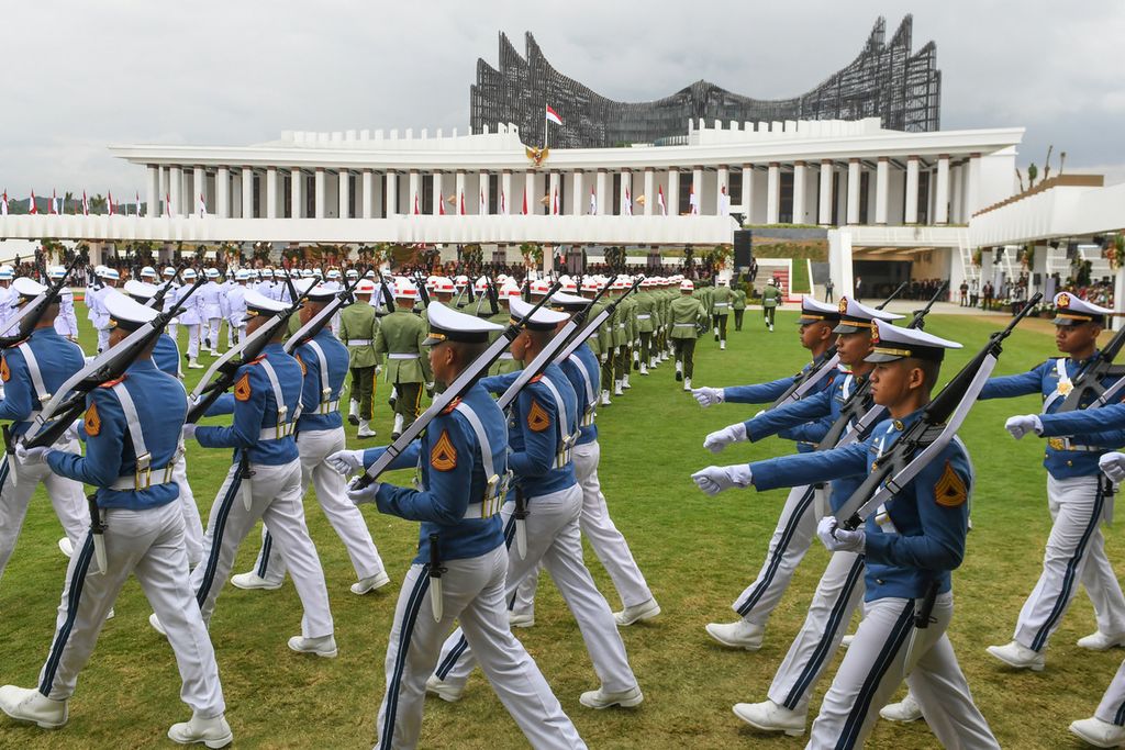 Sejumlah Taruna Akademi Militer TNI berbaris dalam upacara Peringatan Detik-detik Proklamasi Kemerdekaan Republik Indonesia (RI) di lapangan upacara Istana Negara Ibu Kota Nusantara (IKN), Penajam Paser Utara, Kalimantan Timur, Sabtu (17/8/2024).