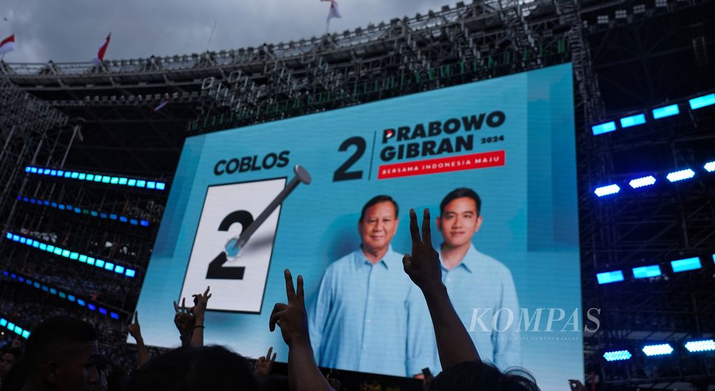 Acungan jari pendukung calon presiden-wakil presiden Prabowo Subianto-Gibran Rakabuming Raka dalam acara kampanye Pesta Rakyat Prabowo-Gibran di Stadion Gelora Bung Karno, Jakarta, Sabtu (10/2/2024). Makan siang gratis menjadi salah satu program yang dijanjikan pasangan ini jika terpilih menjadi presiden-wakil presiden.