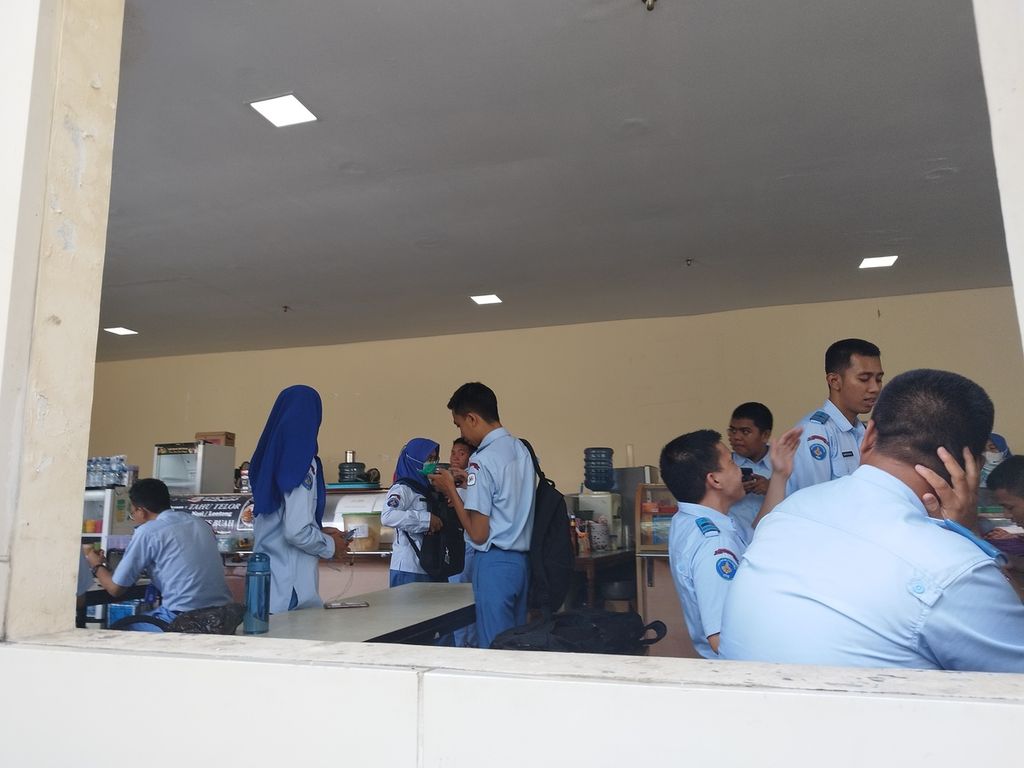 Para mahasiswa tengah menikmati berbagai jajanan saat jam istirahat di kantin Kampus Politeknik Statistika STIS, Jakarta, Selasa (7/3/2023). Politeknik Statistika STIS merupakan salah satu PTKL kedinasan di bawah Badan Pusat Statistik (BPS). Lulusannya disiapkan menjadi calon aparatur sipil negara di BPS.  