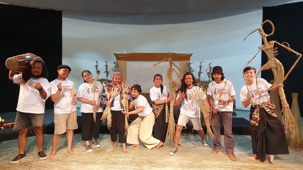 Komunitas seni Wayang Suket Indonesia berfoto bersama seusai pertunjukan wayang suket bertajuk ”Bandung Bondowoso” dalam rangkaian acara Helateater 2023 di Galeri Salihara, Jakarta Selatan, pada Rabu (1/3/2023). Komunitas yang didirikan di Solo pada 2018 dan kini bermarkas di Tuban itu ingin menampilkan sosok Bandung Bondowoso yang berbeda dan berhak menuntut kesetaraan jender.