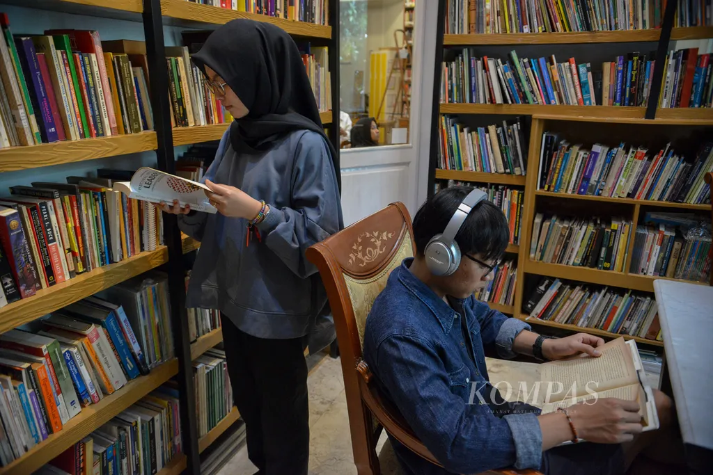 Dua pengunjung membaca buku di salah satu ruangan yang ada di Perpustakaan Baca di Tebet, Jakarta Selatan, Sabtu (11/2/2023). Perpustakaan Baca di Tebet menjadi salah satu destinasi warga yang ingin menghabiskan akhir pekan di Jakarta. Lokasinya yang bertepatan di samping Jalan Tebet Barat Dalam Raya membuat lokasi ini strategis. Perpustakaan yang buka sejak Februari 2022 ini memiliki sekitar 20.000 buku yang tersimpan di sejumlah rak yang ada di setiap ujung ruangan. Untuk dapat menikmati puluhan ribu buku dengan suasana yang nyaman, para pengunjung dapat membayar Rp 35.000 untuk harian, Rp 100.000 per bulan untuk menjadi anggota bulanan, sampai anggota tahunan yang berbiaya Rp 600.000 untuk pelajar dan Rp 800.000 untuk umum. Fakhri Fadlurrohman (Z19) 11-02-2023