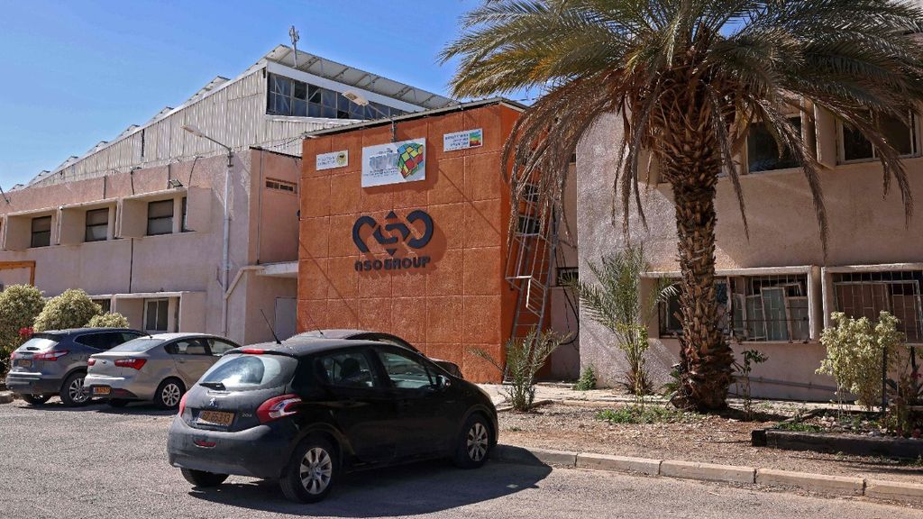 Logo Perusahaan NSO Group terpampang pada tembok kantor cabang di Arava, Israel, 8 Februari 2022. Skandal spionase domestik di Israel kembali mencuat. Perdana Menteri Israel Naftali Bennett bersumpah bahwa pemerintah akan mengambil tindakan menyusul laporan mutakhir bahwa polisi secara ilegal menggunakan malware Pegasus untuk meretas ponsel puluhan tokoh terkemuka.