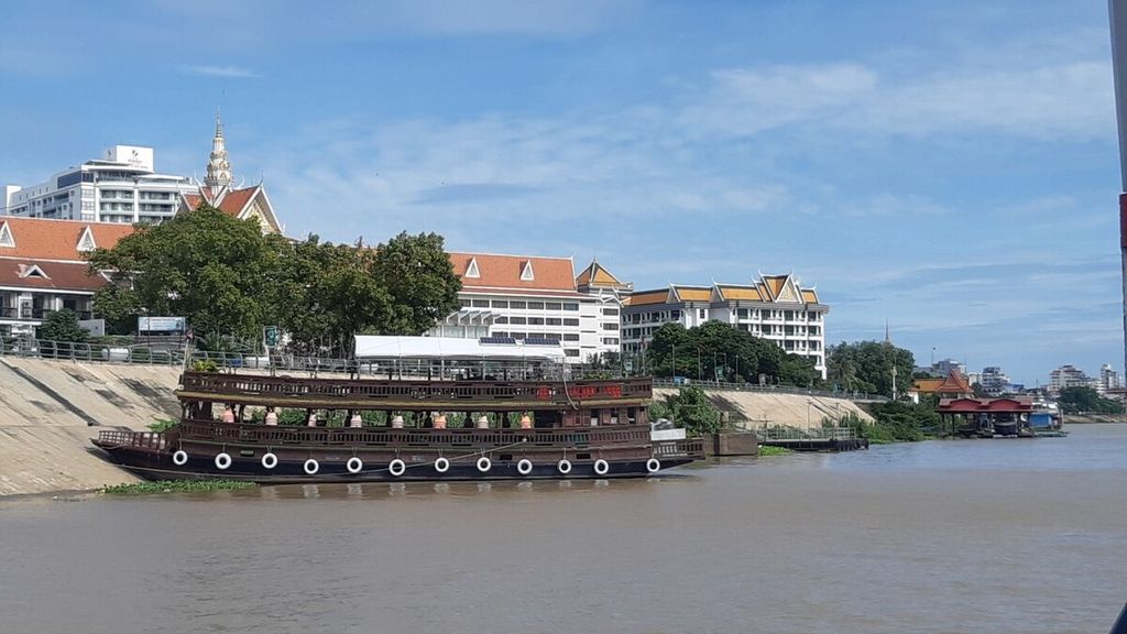 Sebuah hotel sekaligus kasino di pinggiran Sungai Mekong di kota Phnom Penh, Kamboja,  Jumat (5/8/2022). Bisnis perjudian sah di negara ini. Sindikat perdagangan orang mencatut nama-nama kasino untuk menjebak korban yang kemudian dijadikan pekerja paksa skema penipuan daring.