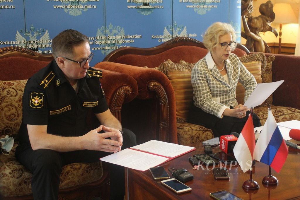 Duta Besar Rusia untuk Indonesia Lyudmila Vorobieva (kanan) bersama Atase Pertahanan Kedutaan Besar Rusia Sergey Zhevnovatyy memberikan keterangan kepada media di kediaman Duta Besar Rusia, Jakarta, Rabu (8/6/2022). 