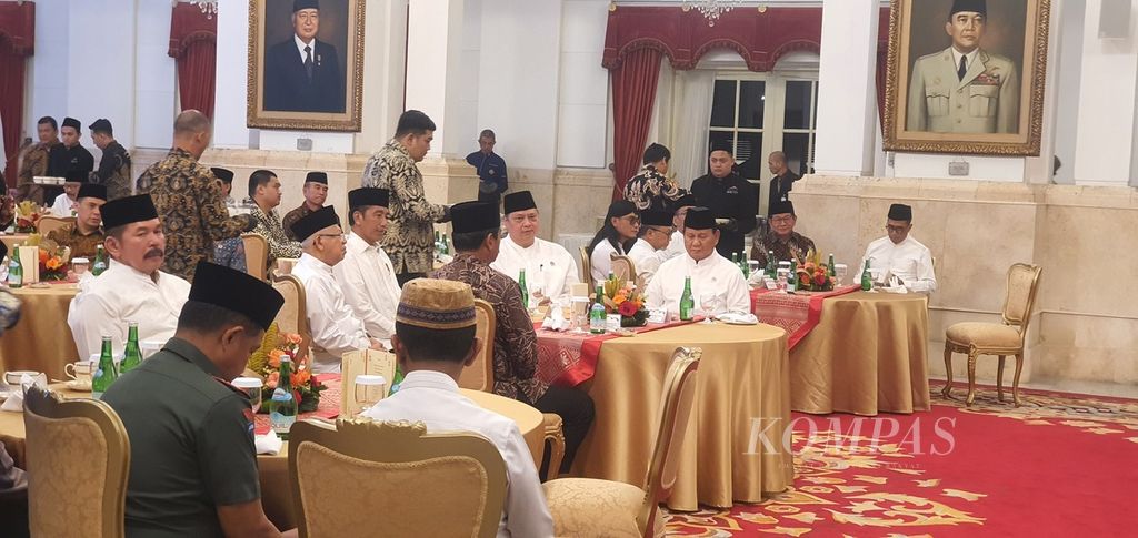 Presiden Joko Widodo dan Prabowo Subianto duduk semeja dalam acara buka puasa bersama antara Presiden dan anggota Kabinet Indonesia Maju, di Istana Negara, Jakarta, Kamis (28/3/2024). Di meja bundar, Presiden Jokowi hanya dipisahkan oleh Menteri Koordinator Perekonomian Airlangga Hartarto. Meja tersebut juga diisi oleh Wakil Presiden Ma’ruf Amin dan Menko Bidang Politik, Hukum, dan Keamanan Hadi Tjahjanto.