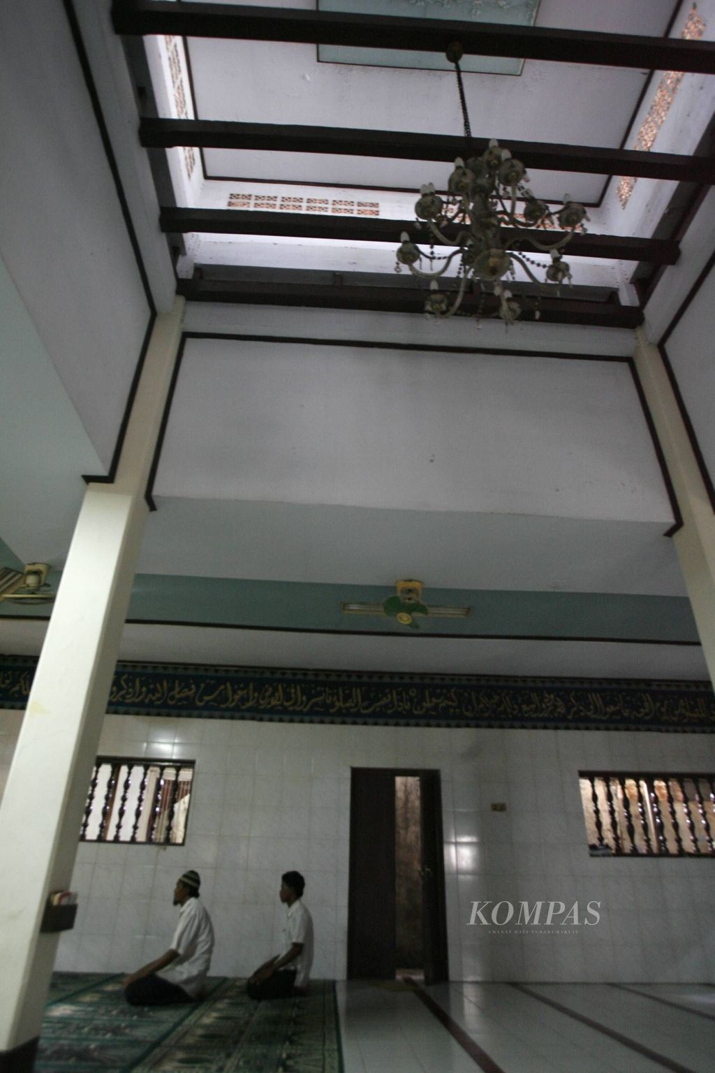 https://assetd.kompas.id/9q_Jb8I17bZuPpgXLXrdsya3eDY=/1024x1536/filters:watermark(https://cdn-content.kompas.id/umum/kompas_main_logo.png,-16p,-13p,0)/https%3A%2F%2Fkompas.id%2Fwp-content%2Fuploads%2F2018%2F06%2F20090413ags1.jpg