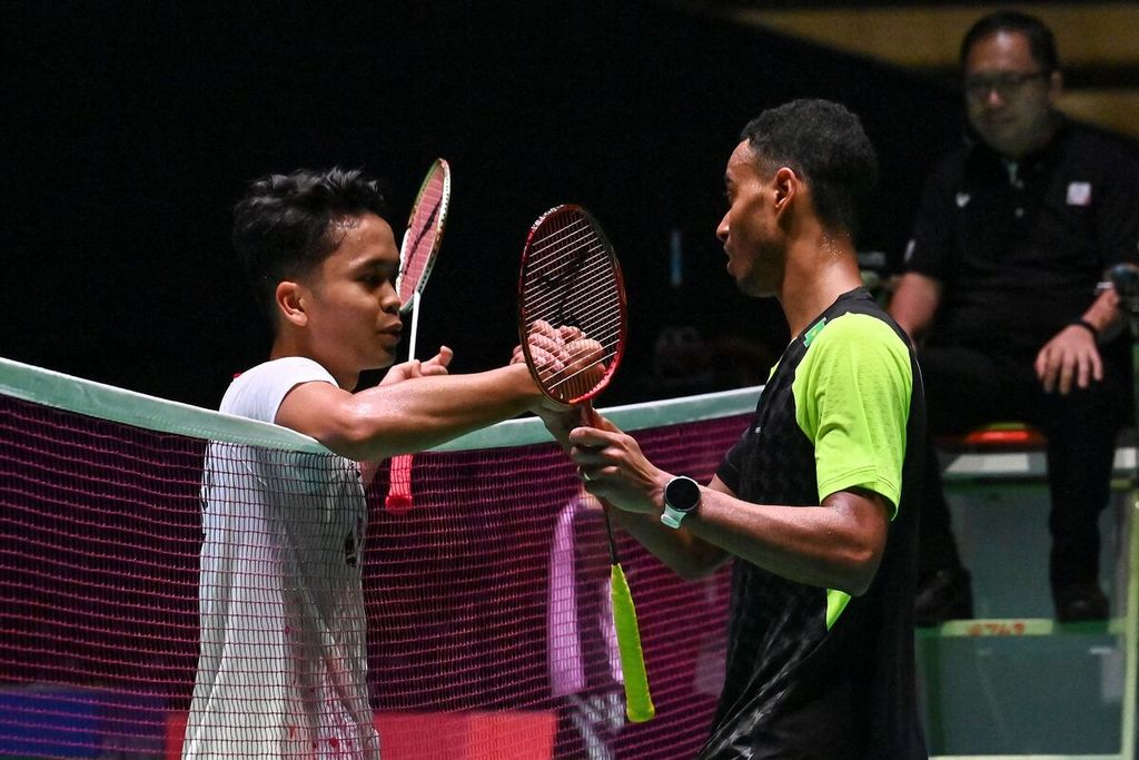 Anthony Sinisuka Ginting (kiri) bersalaman dengan Ygor Coelho (Brasil) seusai laga babak pertama nomor tunggal putra Kejuaraan Dunia Bulu Tangkis 2022 di Tokyo Metropolitan Gymnasium, Tokyo, Jepang, Senin (22/8/2022). 