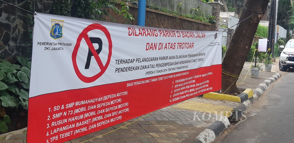 Spanduk larangan parkir yang dipasang di trotoar di sekitar kawasan Tebet Eco Park, Jakarta Selatan.
