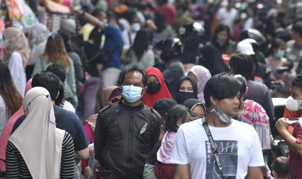 Warga memadati kawasan Pasar Asemka, Jakarta Barat, Minggu (27/2/2022). Kementerian Dalam Negeri melalui Direktorat Jenderal Dukcapil memperbaharui data kependudukan semester II tahun 2021 yang mencatat jumlah penduduk Indonesia adalah 273.879.750 jiwa. Dari jumlah tersebut terdapat kenaikan sebesar 2.529.861 jiwa dibandingkan tahun 2020. Indonesia saat ini memasuki era bonus demografi dimana penduduk usia produktif (15-64 tahun) mendominasi jumlah penduduk di dalam negeri. 