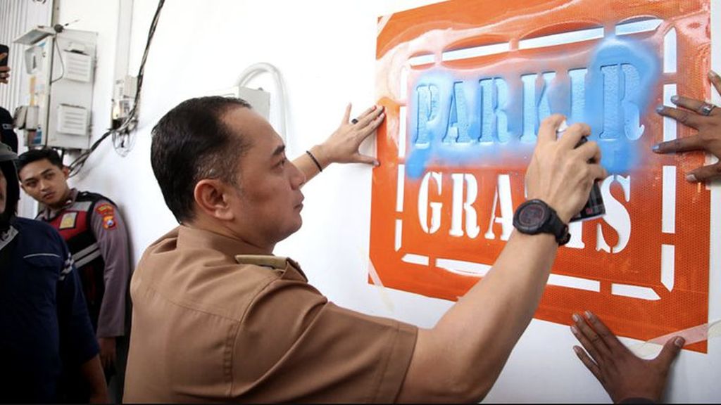 https://assetd.kompas.id/9uoxWuUx3GWHFE2EgPQfJOIUiw8=/1024x576/https%3A%2F%2Ftaja.kompas.id%2Fwp-content%2Fuploads%2F2025%2F06%2FPemkot-Sby-Parkir-gratis-1.jpg