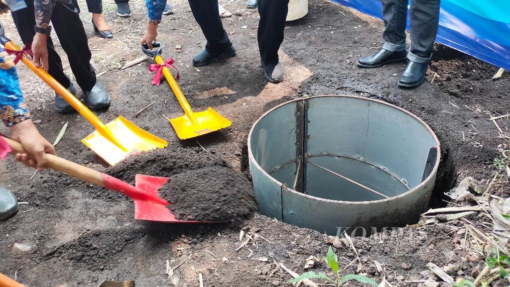 Kegiatan simbolis pengecoran jamban sehat bantuan pembaca harian <i>Kompas</i> di Kelurahan Kedungsari, Kota Magelang, Jawa Tengah, Jumat (17/3/2023).