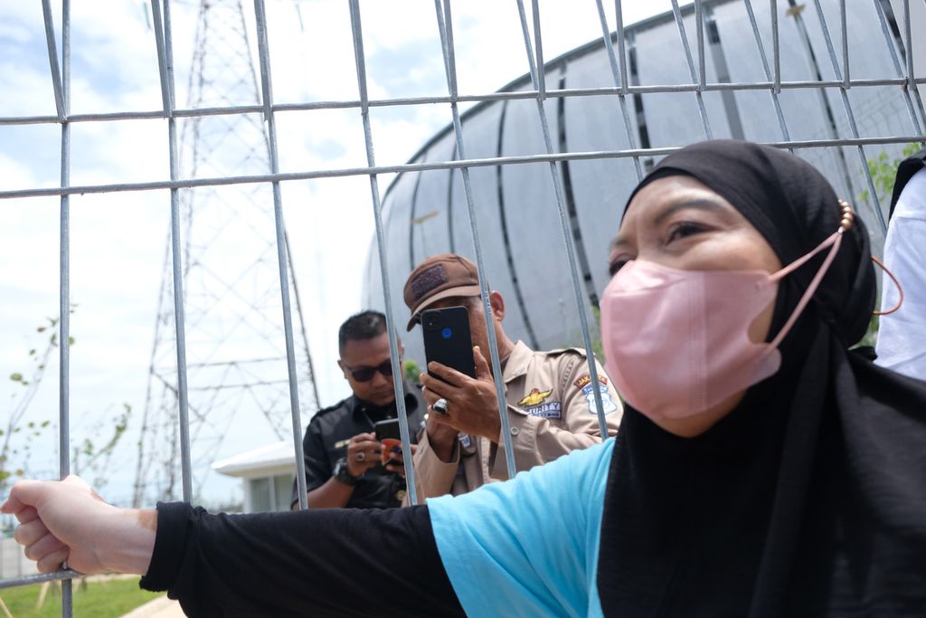 Pagar menuju Kampung Susun Bayam di kawasan Jakarta International Stadium (JIS), Jakarta Utara, ditutup petugas keamanan, Senin (21/11/2022). 
