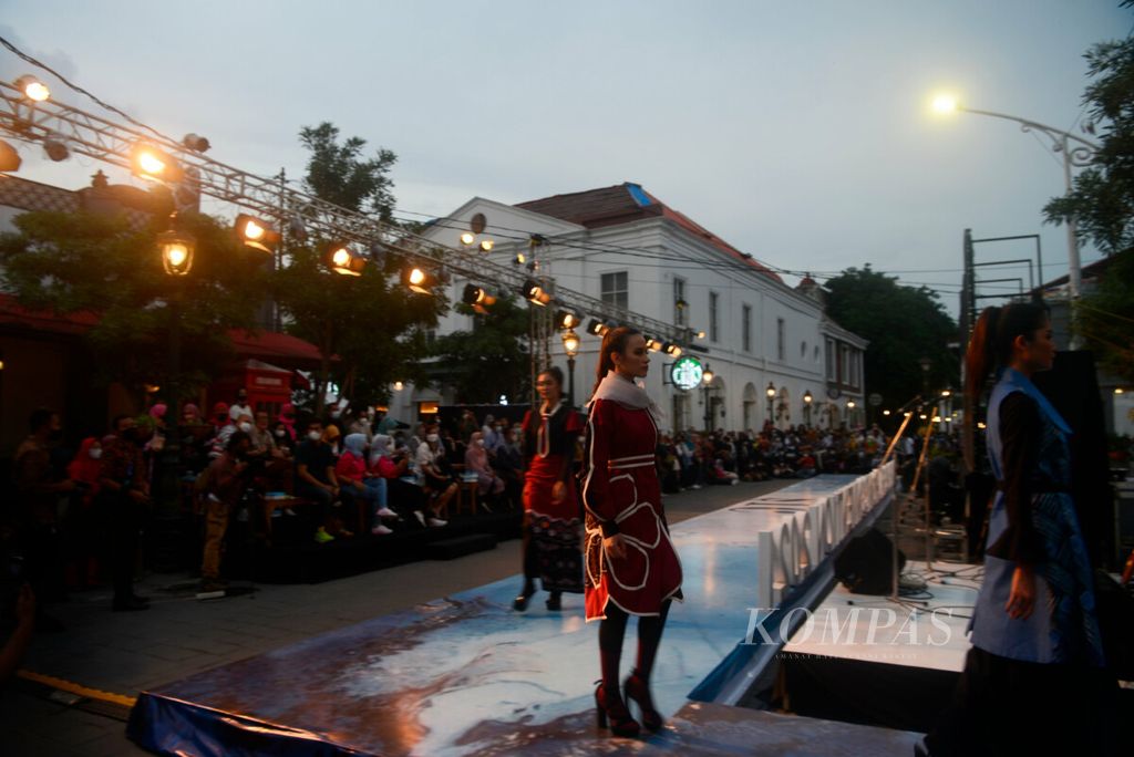 https://assetd.kompas.id/9xOeGEE1HvCly30FOq0gCLjV7nU=/1024x684/filters:watermark(https://cdn-content.kompas.id/umum/kompas_main_logo.png,-16p,-13p,0)/https%3A%2F%2Fkompas.id%2Fwp-content%2Fuploads%2F2021%2F12%2F20211202WEN-Fesyen1_1638419610.jpg