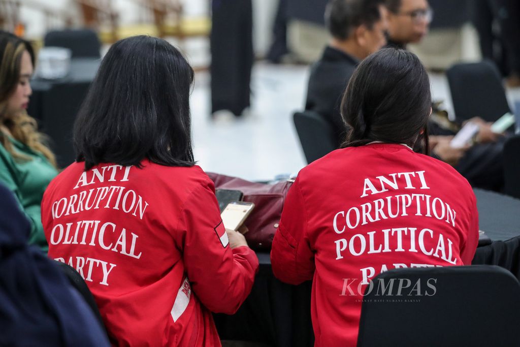 Dua kader Partai Solidaritas Indonesia (PSI) menghadiri acara Diskusi Media dan Aturan Pemberitaan Kampanye Pemilu di Gedung Dewan Pers, Jakarta, Rabu (9/8/2023). Acara yang diselenggarakan Dewan Pers ini bertujuan untuk menghadirkan media-media yang independen dan bertanggung jawab di masa pemilihan umum (Pemilu) khususnya Pemilu 2024. Independensi ini penting bagi masyarakat untuk menentukan arah pilihannya karena media tidak hanya menghadirkan informasi juga memberikan edukasi. Pers berfungsi menghadirkan pemilu yang baik, sehat, menyenangkan, dan damai. 