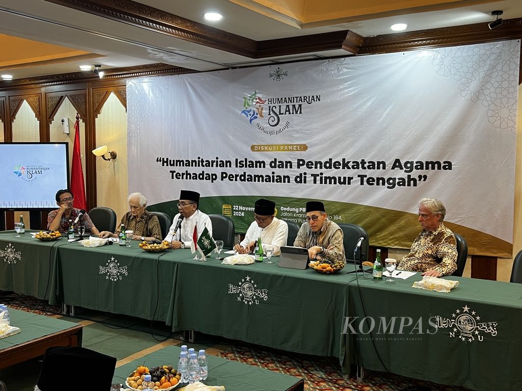 Ketua Umum PBNU Yahya Cholil Staquf (ketiga dari kiri) memberikan pandangan mengenai peran agama dan agamawan dalam penyelesaian konflik di Timur Tengah dalam diskusi di kantor PBNU, Jakarta, Jumat (22/11/2024). Hadir dalam diskusi itu Pendeta Martin Lukito Sinaga (kiri), Franz Magnis-Suseno (kedua dari kiri), Staf Ahli Menteri Luar Negeri Mochsin Shihab (kedua dari kanan), dan CEO Center for Shared Civilization Values Muhammad Cholil.