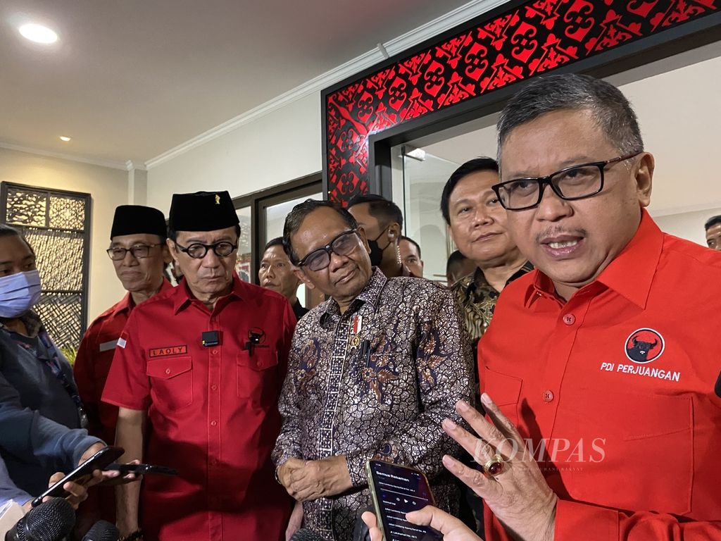 Ketua DPP PDI-P Yasonna H Laoly, Menko Polhukam Mahfud MD, dan Sekjen PDI-P Hasto Kristiyanto di Sekolah Partai PDI-P, Jakarta (13/10/2022).