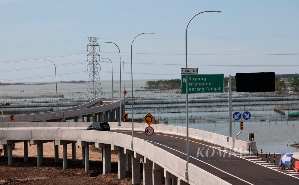 Kendaraan melintasi di ruas Tol Sayung-Demak yang telah dibuka secara fungsional di Kecamatan Sayung, Kabupaten Demak, Jawa Tengah, Senin (21/11/2022). 