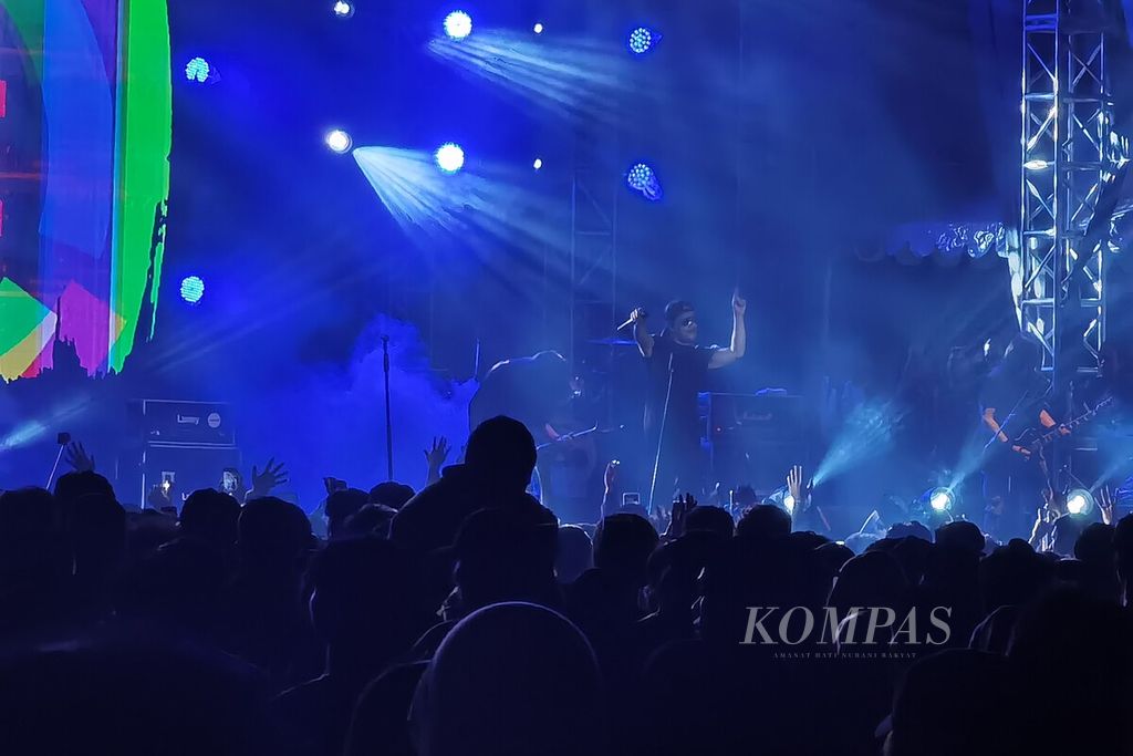Band Jamrud menghibur penonton seusai Kejuaraan Dunia Superbike di Sirkuit Mandalika, Kuta, Pujut, Lombok Tengah, Nusa Tenggara Barat, Minggu (5/3/2023) malam.