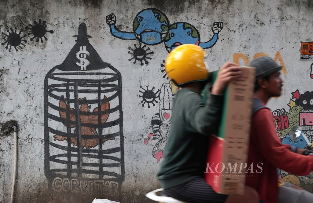 Korupsi yang masih merajalela di negeri ini membuat prihatin masyarakat yang diwujudkan melalui pesan kritik sosial seperti terlihat di Sudimara, Ciledug, Tangerang, Banten, Jumat (23/12/2022). 