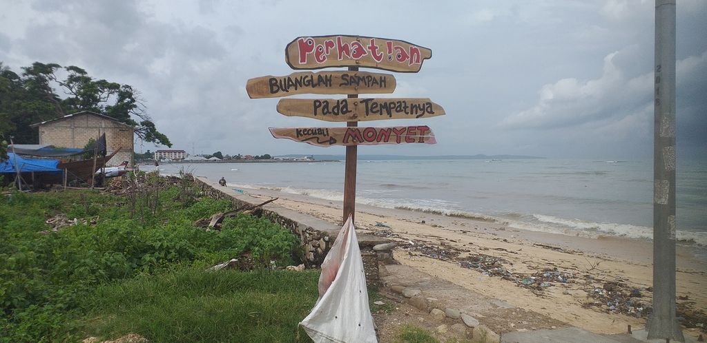 Kalimat peringatan agar tidak membuang sampah sembarangan di Pantai Pasir Panjang Kupang, Selasa (1/2/2022). 