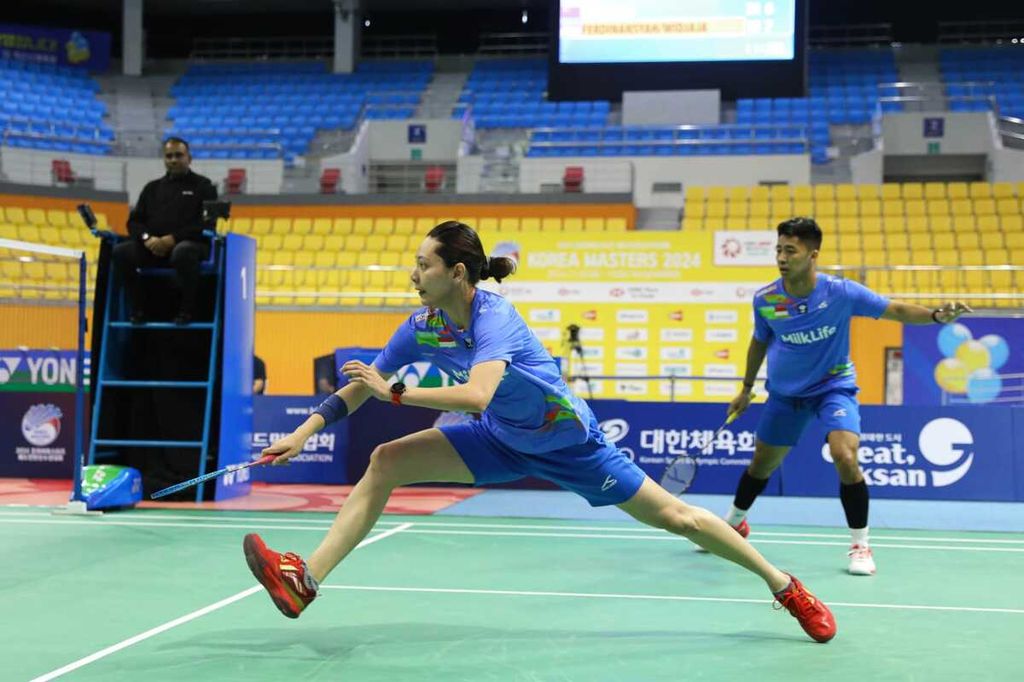 Ganda campuran Indonesia, Dejan Ferdinansyah/Gloria Emanuelle Widjaja, saat tampil pada partai final Korea Masters melawan pasangan China, Guo Xin Wa/Chen Fang Hui, di Iksan, Korea Selatan, Minggu (10/11/2024). Dejan/Gloria harus mengakui keunggulan lawan. 