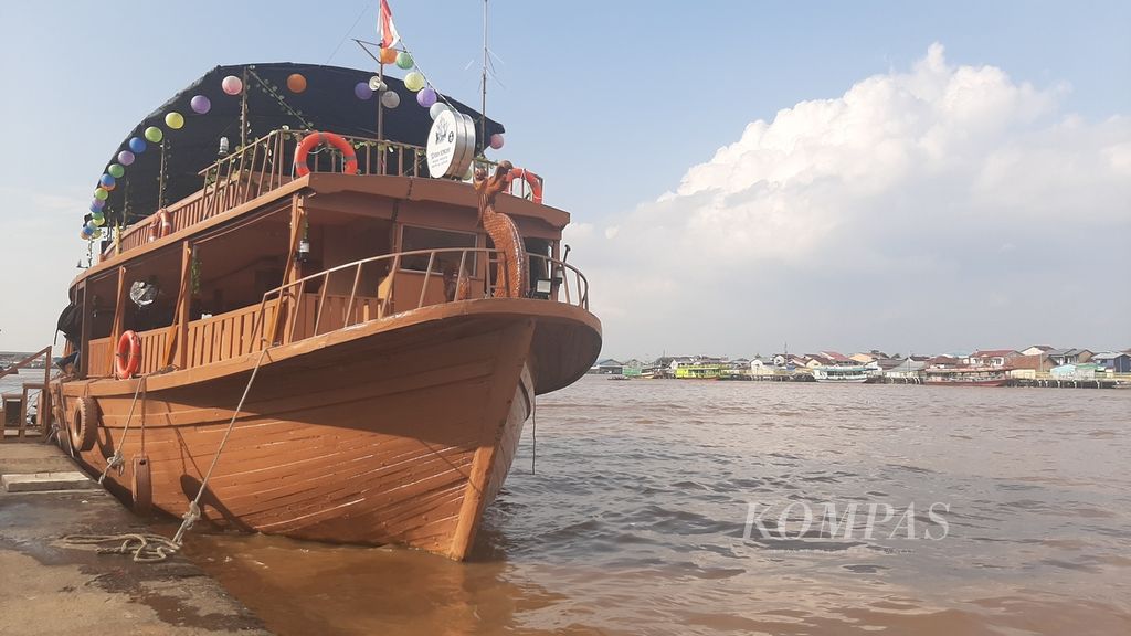Kapal Wisata KM Tepian Senghie di Kota Pontianak, Kalimantan Barat, Selasa (14/3/2023). Dengan adanya tambahan kapal wisata tersebut, diharapkan wisata Sungai Kapuas kian semarak.