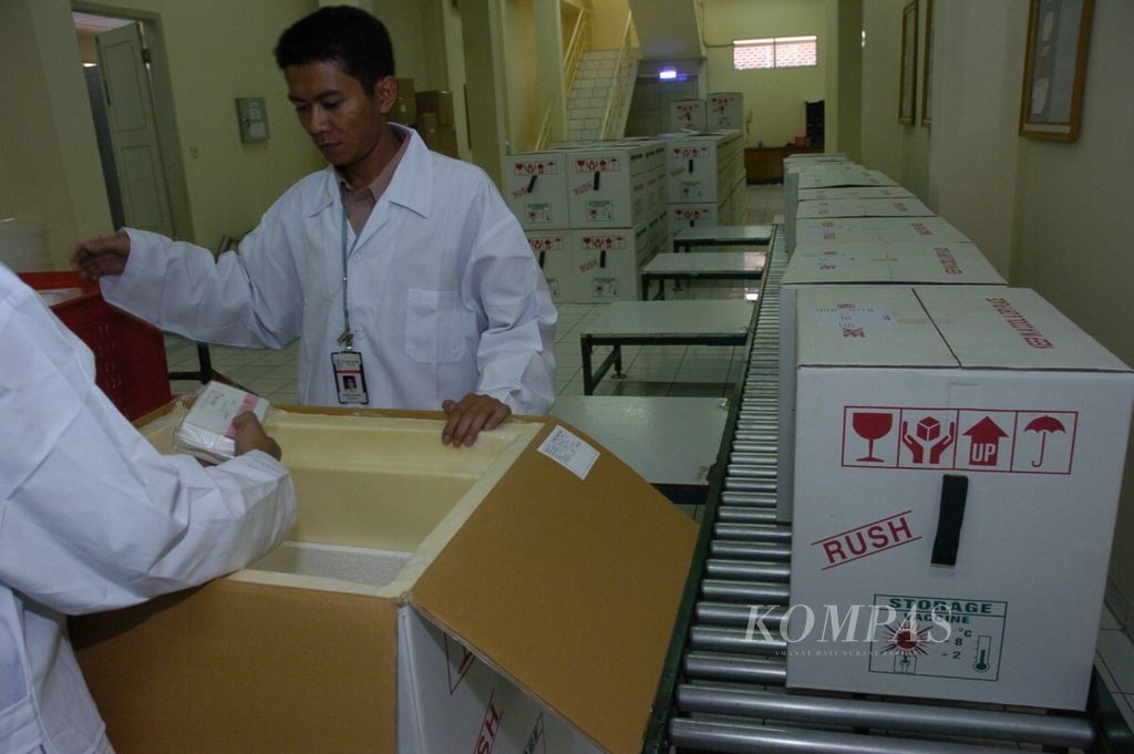  Lebih dari 2 juta dosis vaksin polio didistribusikan PT Bio Farma, Bandung, ke seluruh provinsi di Indonesia untuk Pekan Imunisasi Nasional (PIN) putaran pertama 30 Agustus 2005. Khusus penyelenggaraan PIN, Bio Farma mendistribusikan vaksin polio lebih dari 3 juta dosis. Tampak aktivitas pengepakan vaksin di gudang distribusi Bio Farma, Rabu (24/8).