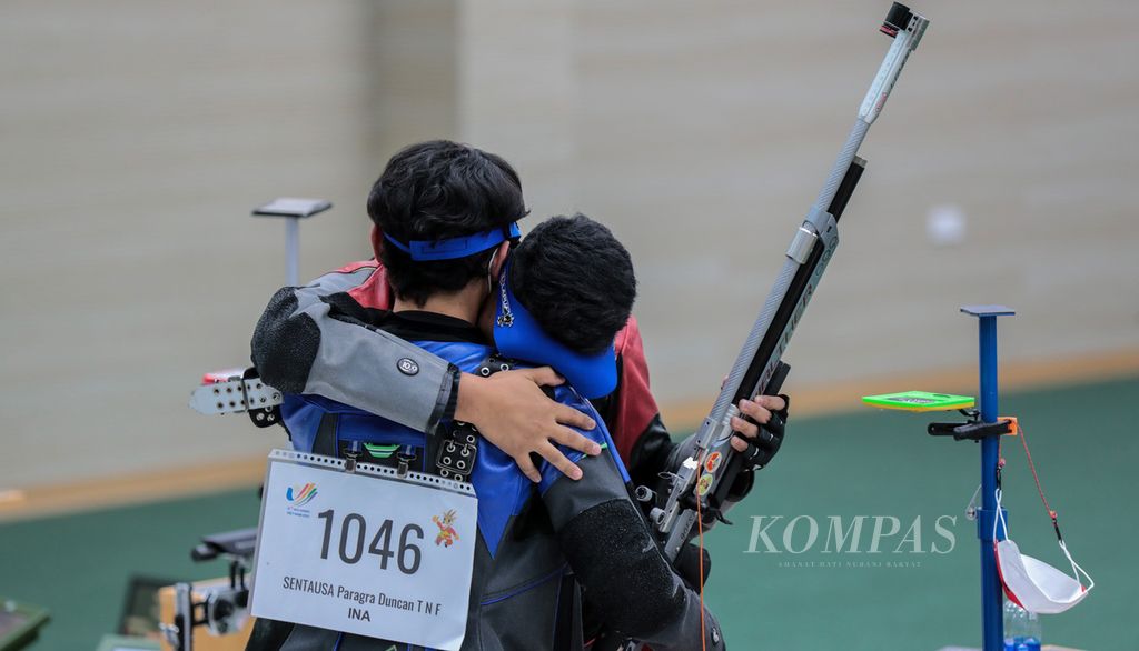 Atlet menembak Indonesia, Fathur Gustafian (kanan), memeluk rekannya, Paragra Duncan Taruma Negara Sentausa, ketika menjuarai final nomor 10 meter senapan angin individu putra cabang menembak SEA Games Vietnam 2021 di Sport Training Center Hanoi, Vietnam, Selasa (17/5/2022). Fathur meraih medali emas, sementara Paragra menyabet perunggu. 