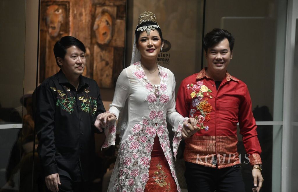 Model membawakan busana kebaya peranakan kreasi Radja Art dalam Hadiprana Fashion Festival 2023 di Mitra Hadiprana, Jakarta, Selasa (28/3/2023). 