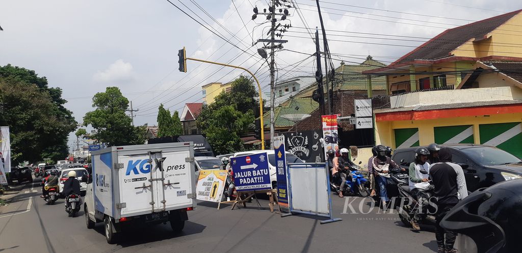 Suasana kepadatan arus lalu lintas di pertigaan Karangploso menuju Kota Batu pada Kamis (5/5/2022). Kepadatan arus disikapi dengan melakukan buka dan tutup jalur oleh petugas. 