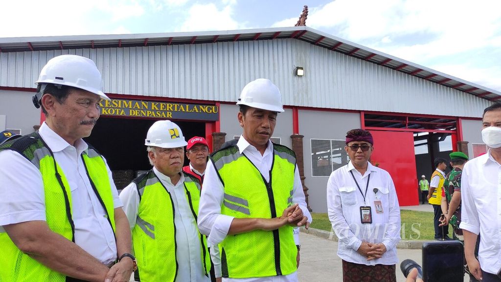 Presiden Joko Widodo ketika diwawancara wartawan seusai acara peresmian TPST Kota Denpasar di Kesiman Kertalangu, Denpasar Timur, Kota Denpasar, Bali, Senin (13/3/2023). 
