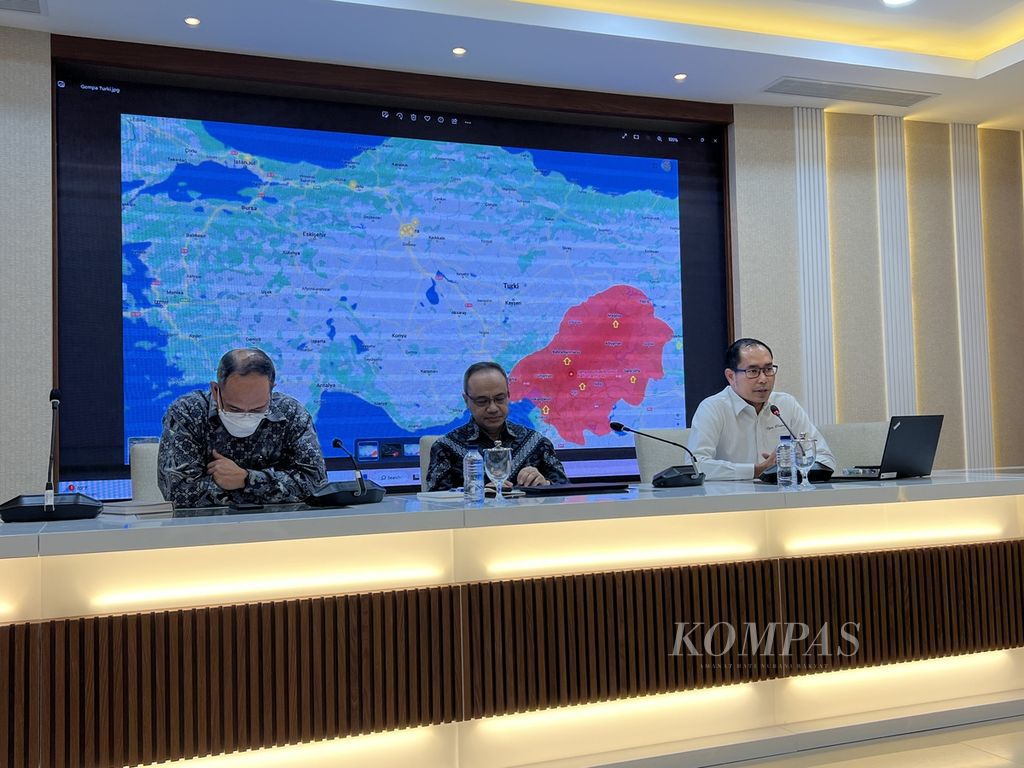 DIrektur Perlindungan WNI Kementerian Luar Negeri Judha Nugraha (kanan) didampingi Juru Bicara Kemlu Teuku Faizasyah (tengah) dan Direktur HAM Kemlu Achsanul Habib (kiri), Jumat (10/2/2023), memberikan keterangan pada media tentang perkembangan penyelamatan WNI di Turki dan Suriah yang terdampak gempa. 