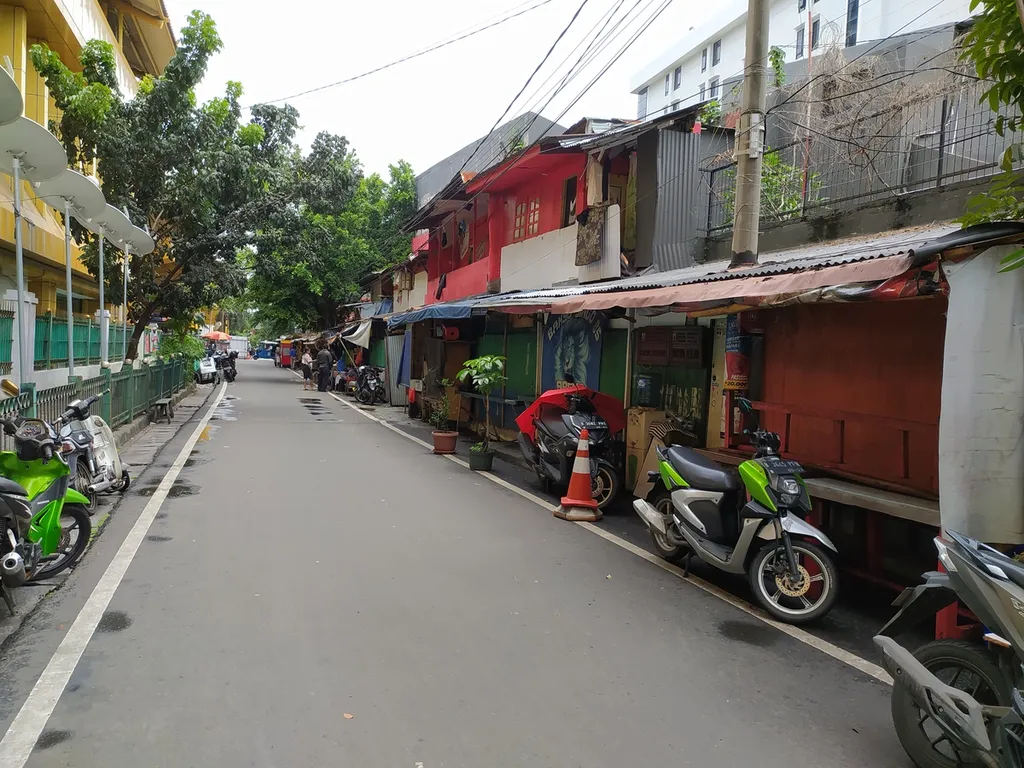 Sebagian lapak pedagang kaki lima di Stasiun Gondangdia, Jakarta, tutup pada Kamis (11/3/2021). Pelonggaran aktivitas belum mendongkrak omzet pedagang kaki lima.