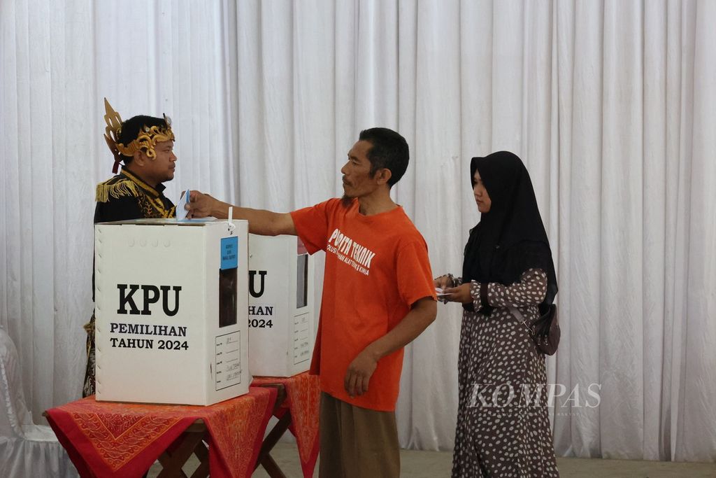 Calon pemilih mengikuti simulasi pemungutan suara pemilihan gubernur dan wakil gubernur Jawa Tengah serta bupati dan wakil bupati Boyolali di Desa Tumang, Cepogo, Boyolali, Jawa Tengah, Selasa (5/11/2024). 