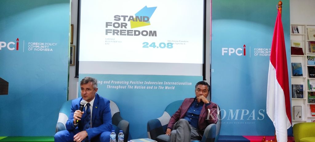 Duta Besar Ukraina untuk Indonesia Vasyl Hamianin (kiri) memaparkan perkembangan perang di negara, Rabu (24/8/2022), di Sekretariat Foreign Policy Community of Indonesia. Paparan itu bagian dari peringatan kemerdekaan Ukraina. Perayaan diselenggarakan kala sebagian wilayah Ukraina diduduki Rusia dan Ukraina sedang berperang dengan Rusia sejak 24 Februari 2022.